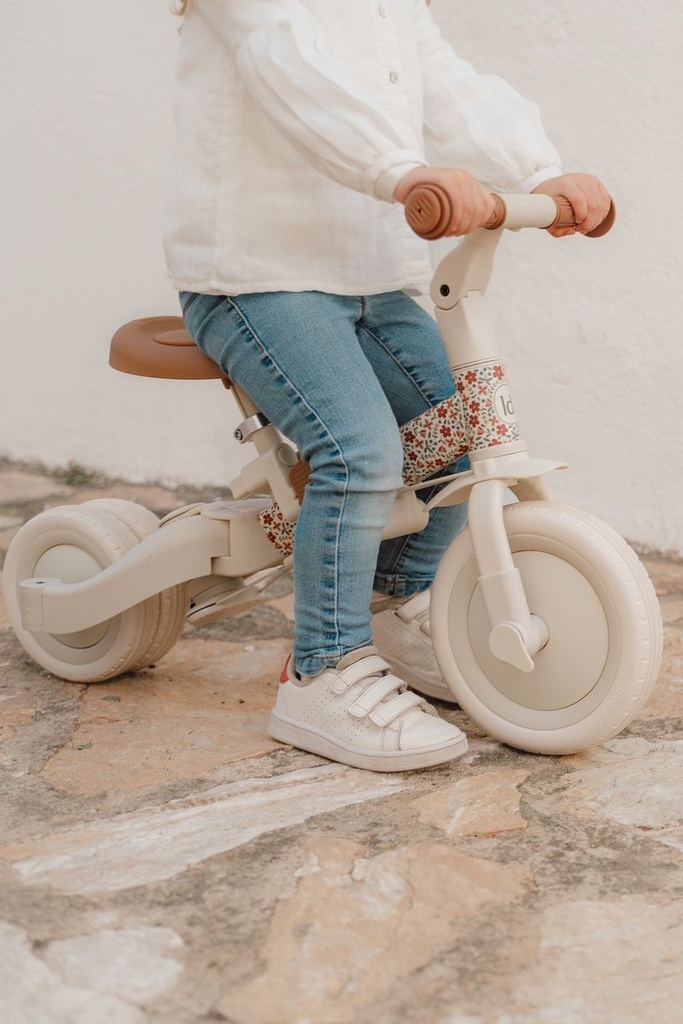 Triciclo con barra 4 en 1 blanco flores
